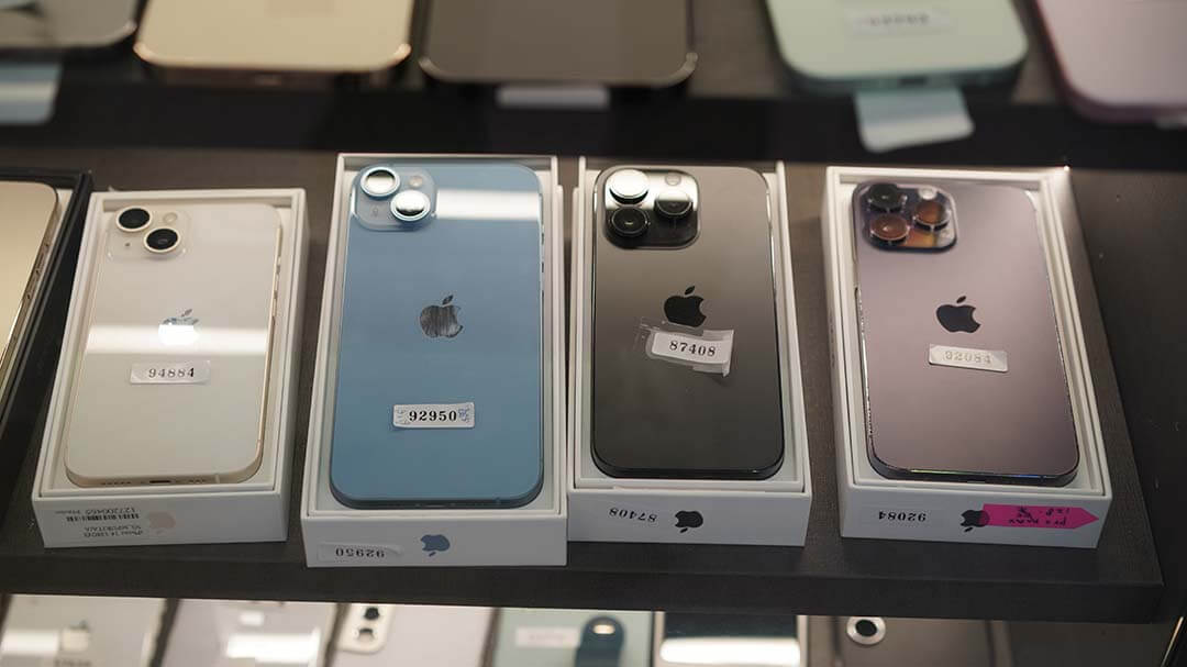 青蘋果3C陳列展示盒裝二手 iPhone,包含多色機型現貨